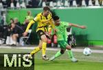 29.10.2024, Fussball DFB Pokal 2024/2025, 2. Runde, VfL Wolfsburg - Borussia Dortmund, in der Volkswagen Arena Wolfsburg. (L-R) Pascal Gro (Borussia Dortmund) gegen Mohamed Amoura (VfL Wolfsburg)


