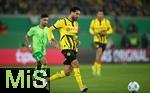 29.10.2024, Fussball DFB Pokal 2024/2025, 2. Runde, VfL Wolfsburg - Borussia Dortmund, in der Volkswagen Arena Wolfsburg. (L-R) Mohamed Amoura (VfL Wolfsburg) gegen Emre Can (Borussia Dortmund)


