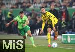 29.10.2024, Fussball DFB Pokal 2024/2025, 2. Runde, VfL Wolfsburg - Borussia Dortmund, in der Volkswagen Arena Wolfsburg. (L-R) Kilian Fischer (VfL Wolfsburg) gegen Ramy Bensebaini (Borussia Dortmund)


