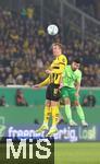 29.10.2024, Fussball DFB Pokal 2024/2025, 2. Runde, VfL Wolfsburg - Borussia Dortmund, in der Volkswagen Arena Wolfsburg. (L-R) Julian Brandt (Borussia Dortmund) gegen Mohamed Amoura (VfL Wolfsburg)


