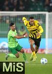 29.10.2024, Fussball DFB Pokal 2024/2025, 2. Runde, VfL Wolfsburg - Borussia Dortmund, in der Volkswagen Arena Wolfsburg. (L-R) Mohamed Amoura (VfL Wolfsburg)  gegen Felix Nmecha (Borussia Dortmund)


