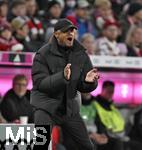 02.11.2024, Fussball 1. Bundesliga 2024/2025, 9. Spieltag,  FC Bayern Mnchen - 1.FC Union Berlin, in der Allianz-Arena Mnchen, Trainer Vincent Kompany (FC Bayern Mnchen) mit dickerer Jacke


