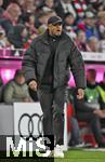 02.11.2024, Fussball 1. Bundesliga 2024/2025, 9. Spieltag,  FC Bayern Mnchen - 1.FC Union Berlin, in der Allianz-Arena Mnchen, Trainer Vincent Kompany (FC Bayern Mnchen) mit dickerer Jacke


