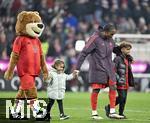 02.11.2024, Fussball 1. Bundesliga 2024/2025, 9. Spieltag,  FC Bayern Mnchen - 1.FC Union Berlin, in der Allianz-Arena Mnchen, Mathys Tel (Bayern Mnchen) mit Kindern auf dem Platz


