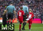 02.11.2024, Fussball 1. Bundesliga 2024/2025, 9. Spieltag,  FC Bayern Mnchen - 1.FC Union Berlin, in der Allianz-Arena Mnchen,  Kindereskorte mit PACK MAS auf dem Shirt, mit den Schiedsrichtern