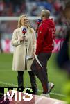 02.11.2024, Fussball 1. Bundesliga 2024/2025, 9. Spieltag,  FC Bayern Mnchen - 1.FC Union Berlin, in der Allianz-Arena Mnchen, SKY-Moderatorin Britta Hofmann (li) beim Interview mit Trainer Vincent Kompany (FC Bayern Mnchen) 