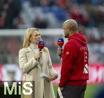 02.11.2024, Fussball 1. Bundesliga 2024/2025, 9. Spieltag,  FC Bayern Mnchen - 1.FC Union Berlin, in der Allianz-Arena Mnchen, SKY-Moderatorin Britta Hofmann (li) beim Interview mit Trainer Vincent Kompany (FC Bayern Mnchen)  