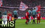 02.11.2024, Fussball 1. Bundesliga 2024/2025, 9. Spieltag,  FC Bayern Mnchen - 1.FC Union Berlin, in der Allianz-Arena Mnchen,  Kindereskorte mit PACK MAS auf dem Shirt, mit den Schiedsrichtern