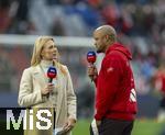 02.11.2024, Fussball 1. Bundesliga 2024/2025, 9. Spieltag,  FC Bayern Mnchen - 1.FC Union Berlin, in der Allianz-Arena Mnchen, SKY-Moderatorin Britta Hofmann (li) beim Interview mit Trainer Vincent Kompany (FC Bayern Mnchen)  