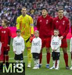 02.11.2024, Fussball 1. Bundesliga 2024/2025, 9. Spieltag,  FC Bayern Mnchen - 1.FC Union Berlin, in der Allianz-Arena Mnchen,  Kindereskorte mit AUDI-Shirts bei den Spielern, Torwart Manuel Neuer (FC Bayern Mnchen), Min-jae Kim (Bayern Mnchen, Minjae Kim), Joao Palhinha (FC Bayern Mnchen), 