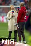 02.11.2024, Fussball 1. Bundesliga 2024/2025, 9. Spieltag,  FC Bayern Mnchen - 1.FC Union Berlin, in der Allianz-Arena Mnchen, SKY-Moderatorin Britta Hofmann (li) beim Interview mit Trainer Vincent Kompany (FC Bayern Mnchen)  