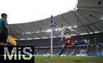 03.11.2024, Fussball 2. Bundesliga 2024/2025, 11. Spieltag, Hamburger SV - 1. FC Nrnberg , im Volksparkstadion Hamburg. Eckstoss ausgefhrt von Miro Muheim (Hamburg)


