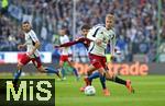 03.11.2024, Fussball 2. Bundesliga 2024/2025, 11. Spieltag, Hamburger SV - 1. FC Nrnberg , im Volksparkstadion Hamburg. (L-R) Jens Castrop (Nrnberg) gegen Adam Karabec (Hamburg)


