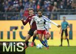 03.11.2024, Fussball 2. Bundesliga 2024/2025, 11. Spieltag, Hamburger SV - 1. FC Nrnberg , im Volksparkstadion Hamburg. (L-R) Caspar Jander (Nrnberg) gegen Immanuel Pherai (Hamburg)


