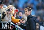 03.11.2024, Fussball 2. Bundesliga 2024/2025, 11. Spieltag, Hamburger SV - 1. FC Nrnberg , im Volksparkstadion Hamburg. Trainer Miroslav Klose (Nrnberg) gibt Autogramme und macht Selfies mit den Fans


