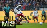 03.11.2024, Fussball 2. Bundesliga 2024/2025, 11. Spieltag, Hamburger SV - 1. FC Nrnberg , im Volksparkstadion Hamburg. (L-R) Caspar Jander (Nrnberg) gegen Immanuel Pherai (Hamburg)


