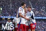 03.11.2024, Fussball 2. Bundesliga 2024/2025, 11. Spieltag, Hamburger SV - 1. FC Nrnberg , im Volksparkstadion Hamburg. Jubel (L-R) Torschtze Daniel Elfadli (Hamburg), Adam Karabec (Hamburg) und Noah Katterbach (Hannover) zum Tor zum 1:0


