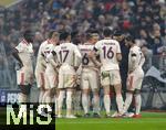 06.11.2024,  Fussball UEFA Championsleague 2024/2025: 4.Spieltag,  FC Bayern Mnchen - Benfica Lissabon, in der Allianz-Arena Mnchen. Trainer Vincent Kompany (re, FC Bayern Mnchen) hat seine Spieler um sich versammelt.
 
