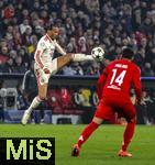 06.11.2024,  Fussball UEFA Championsleague 2024/2025: 4.Spieltag,  FC Bayern Mnchen - Benfica Lissabon, in der Allianz-Arena Mnchen. Leroy Sane (Bayern Mnchen) steigt zum Ball hoch.
 
