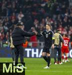 06.11.2024,  Fussball UEFA Championsleague 2024/2025: 4.Spieltag,  FC Bayern Mnchen - Benfica Lissabon, in der Allianz-Arena Mnchen.  Nach dem Spiel, Trainer Vincent Kompany (FC Bayern Mnchen) shakehands mit Torwart Manuel Neuer (FC Bayern Mnchen) 
 
