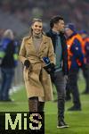 06.11.2024,  Fussball UEFA Championsleague 2024/2025: 4.Spieltag,  FC Bayern Mnchen - Benfica Lissabon, in der Allianz-Arena Mnchen. TV-Moderatorin Laura Wontorra (DAZN) gut gelaunt mit Michael Ballack.
