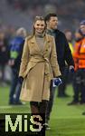 06.11.2024,  Fussball UEFA Championsleague 2024/2025: 4.Spieltag,  FC Bayern Mnchen - Benfica Lissabon, in der Allianz-Arena Mnchen. TV-Moderatorin Laura Wontorra (DAZN) gut gelaunt mit Michael Ballack.
