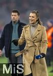 06.11.2024,  Fussball UEFA Championsleague 2024/2025: 4.Spieltag,  FC Bayern Mnchen - Benfica Lissabon, in der Allianz-Arena Mnchen. TV-Moderatorin Laura Wontorra (DAZN) gut gelaunt mit Michael Ballack.
