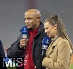 06.11.2024,  Fussball UEFA Championsleague 2024/2025: 4.Spieltag,  FC Bayern Mnchen - Benfica Lissabon, in der Allianz-Arena Mnchen.  v.li:Trainer Vincent Kompany (FC Bayern Mnchen), Moderatorin Laura Wontorra (DAZN).
