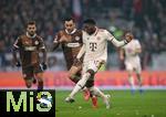 09.11.2024, Fussball 1. Bundesliga 2024/2025, 10. Spieltag, FC St. Pauli - FC Bayern Mnchen, im Millerntor-Stadion Hamburg. (L-R) Manolis Saliakas (FC St. Pauli) gegen Alphonso Davies (Bayern Mnchen)


