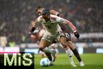 09.11.2024, Fussball 1. Bundesliga 2024/2025, 10. Spieltag, FC St. Pauli - FC Bayern Mnchen, im Millerntor-Stadion Hamburg. (L-R) Leroy Sane (Bayern Mnchen) gegen Lars Ritzka (FC St. Pauli)


