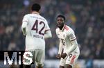 09.11.2024, Fussball 1. Bundesliga 2024/2025, 10. Spieltag, FC St. Pauli - FC Bayern Mnchen, im Millerntor-Stadion Hamburg. Jubel (L-R) Torschtze Jamal Musiala (Bayern Mnchen) und Alphonso Davies (Bayern Mnchen) zum Tor zum 0:1


