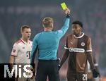 09.11.2024, Fussball 1. Bundesliga 2024/2025, 10. Spieltag, FC St. Pauli - FC Bayern Mnchen, im Millerntor-Stadion Hamburg. (L-R) Joshua Kimmich (Bayern Mnchen), Schiedsrichter Timo Gerach zeigt Morgan Guilavogui (FC St. Pauli) die gelbe Karte


