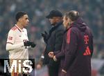 09.11.2024, Fussball 1. Bundesliga 2024/2025, 10. Spieltag, FC St. Pauli - FC Bayern Mnchen, im Millerntor-Stadion Hamburg. (L-R) Jamal Musiala (Bayern Mnchen) und Trainer Vincent Kompany (Bayern Mnchen)


