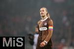 09.11.2024, Fussball 1. Bundesliga 2024/2025, 10. Spieltag, FC St. Pauli - FC Bayern Mnchen, im Millerntor-Stadion Hamburg. Jackson Irvine (FC St. Pauli) enttuscht


