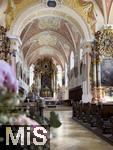 24.05.2024, Mindelheim (Unterallgu) Die Katholische Jesuitenkirche ist fr eine Hochzeitsfeier mit Blumen geschmckt.