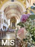 24.05.2024, Mindelheim (Unterallgu) Die Katholische Jesuitenkirche ist fr eine Hochzeitsfeier mit Blumen geschmckt.