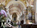 24.05.2024, Mindelheim (Unterallgu) Die Katholische Jesuitenkirche ist fr eine Hochzeitsfeier mit Blumen geschmckt.