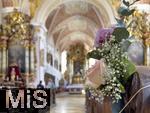 24.05.2024, Mindelheim (Unterallgu) Die Katholische Jesuitenkirche ist fr eine Hochzeitsfeier mit Blumen geschmckt.