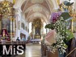 24.05.2024, Mindelheim (Unterallgu) Die Katholische Jesuitenkirche ist fr eine Hochzeitsfeier mit Blumen geschmckt.