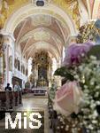 24.05.2024, Mindelheim (Unterallgu) Die Katholische Jesuitenkirche ist fr eine Hochzeitsfeier mit Blumen geschmckt.