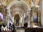 24.05.2024, Mindelheim (Unterallgu) Die Katholische Jesuitenkirche ist fr eine Hochzeitsfeier mit Blumen geschmckt.