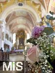 24.05.2024, Mindelheim (Unterallgu) Die Katholische Jesuitenkirche ist fr eine Hochzeitsfeier mit Blumen geschmckt.