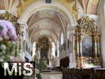 24.05.2024, Mindelheim (Unterallgu) Die Katholische Jesuitenkirche ist fr eine Hochzeitsfeier mit Blumen geschmckt.