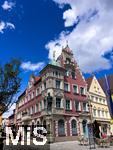 24.05.2024, Mindelheim (Unterallgu) Stadtansicht, Rathaus am Marienplatz. Ritter Jrg von Frundsberg steht als Bronzefigur auf seinem Sockel am Eck des Rathauses.