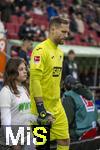 10.11.2024, Fussball 1. Bundesliga 2024/2025, 10. Spieltag, FC Augsburg - TSG 1899 Hoffenheim, in der WWK-Arena Augsburg, Einlaufen der beiden Teams mit der Kindereskorte. Torwart Oliver Baumann (TSG 1899 Hoffenheim) 