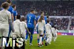 10.11.2024, Fussball 1. Bundesliga 2024/2025, 10. Spieltag, FC Augsburg - TSG 1899 Hoffenheim, in der WWK-Arena Augsburg, Einlaufen der beiden Teams mit der Kindereskorte. Tom Bischof (Hoffenheim) 