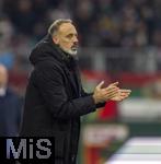 10.11.2024, Fussball 1. Bundesliga 2024/2025, 10. Spieltag, FC Augsburg - TSG 1899 Hoffenheim, in der WWK-Arena Augsburg, Trainer Pellegrino Matarazzo (Hoffenheim) gibt Anweisungen am Spielfeldrand.