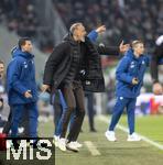 10.11.2024, Fussball 1. Bundesliga 2024/2025, 10. Spieltag, FC Augsburg - TSG 1899 Hoffenheim, in der WWK-Arena Augsburg, Trainer Pellegrino Matarazzo (Hoffenheim) gibt Anweisungen am Spielfeldrand.