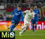 10.11.2024, Fussball 1. Bundesliga 2024/2025, 10. Spieltag, FC Augsburg - TSG 1899 Hoffenheim, in der WWK-Arena Augsburg,  v.li: Adam Hlozek (Hoffenheim) gegen Kristjan Jakic (FC Augsburg) 