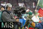 10.11.2024, Fussball 1. Bundesliga 2024/2025, 10. Spieltag, FC Augsburg - TSG 1899 Hoffenheim, in der WWK-Arena Augsburg,  TV-Kamermann mit Steadycam am Spielfeldrand.